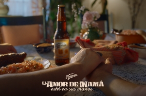 Cerveza Victoria plasma el valor de las manos de mamá en su nueva campaña