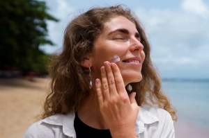 Sol, calor y piel protegida: actualiza tu rutina dermocosmética con Eucerin