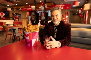 ¡Mijares hace una pausa y se une al sabor de KFC para celebrar a mamá!